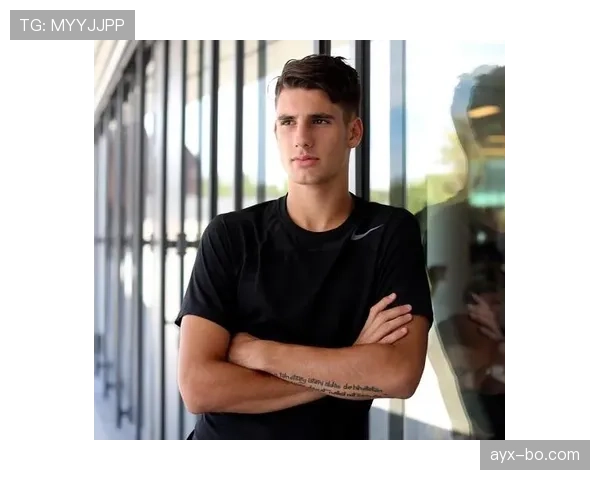 索博斯洛伊传球视野惊艳，被视为未来中场新星备受期待