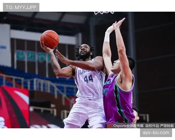 戴维斯边路突破送助攻，球队稳健发挥赢下关键战